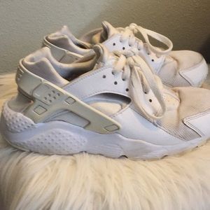 White nike huaraches